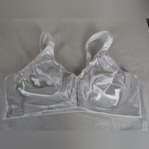 Q-T Intimates White Satin Bra Front Clasp Full Coverage Floral Lace Size 54C NEW